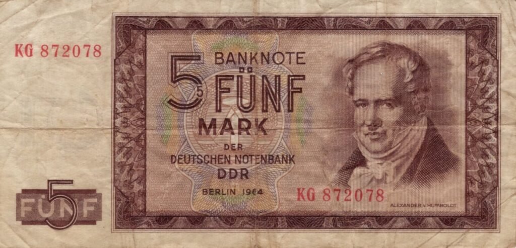 Nota de 5 Mark da Alemanha Oriental (DDR) de 1964, ilustrando o papel-moeda e o busto de Alexander von Humboldt.